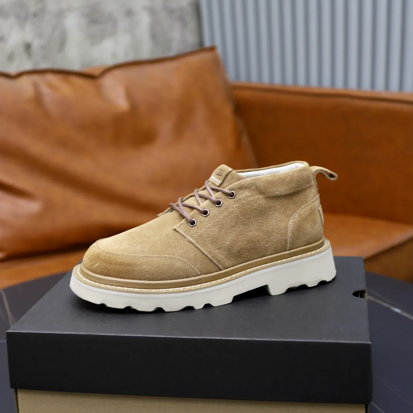 Ex-factory price: 640💰Thick wool imported from Australia Brand: UGG genuine purchasing agent Size: 39-45 Grade: Official website 1:1 Material: First layer of genuine leather waterproof and antifreeze upper Real wool lining Original non-slip soft wear-resistant outsole Style category: Men's casual shoes Trendy style Comfortable on the feet Color: Official website color synchronization